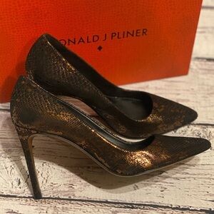 NWT Donald j. pliner phyllo mo mo70 metallic snake skin heels